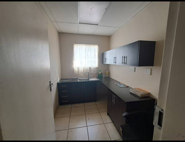 700M² OFFICE FOR SALE IN DUNKELD WEST